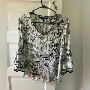 white‎ house black market floral black and white blouse
